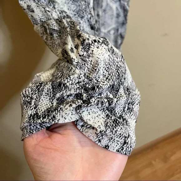 Miss Selfridge Pleated Soft Pants Snake Skin Women’s Size 6 Tapered Leg - Picture 4 of 12